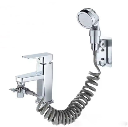 Standard Außenduschset für den Wasserhahn mit Perlator in einer kleinen Tasche