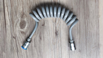 Standard Außenduschset für den Wasserhahn mit Perlator in einer kleinen Tasche