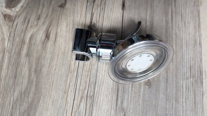 Standard Außenduschset für den Wasserhahn mit Perlator in einer kleinen Tasche