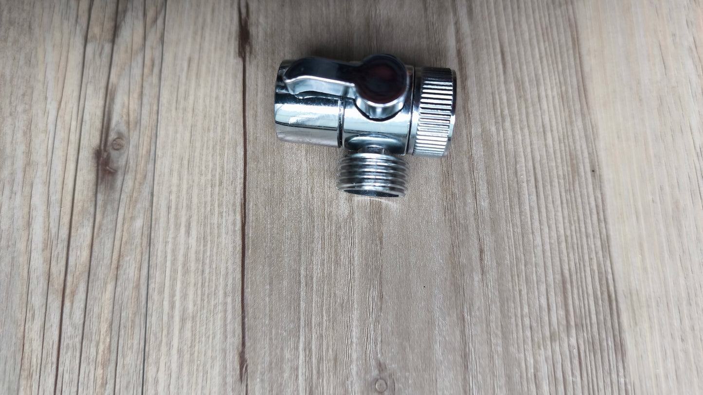 Standard Außenduschset für den Wasserhahn mit Perlator in einer kleinen Tasche