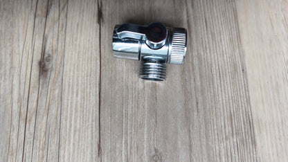 Standard Außenduschset für den Wasserhahn mit Perlator in einer kleinen Tasche