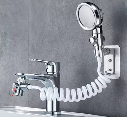 Standard Außenduschset für den Wasserhahn mit Perlator in einer kleinen Tasche